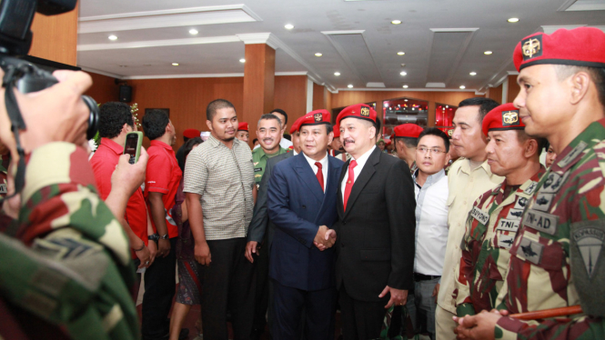 Menhan RI Prabowo Subianto bersama Brigjen TNI (Purn) Dr. dr. Robert M. Hutauruk, Sp.OT, M.M. FICS. Dr.dr. Robert Hutauruk selaku dokter spesialis orthopedi yang memimpin operasi cedera kakinya (sumber: Tim Media Prabowo)