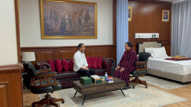 Menteri Pertahanan Prabowo Subianto saat dijenguk Presiden RI Joko Widodo (Jokowi) usai menjalani operasi cidera kaki di RSPPN Panglima Besar Soedirman, Jakarta Selatan (sumber: Tim Media Prabowo)