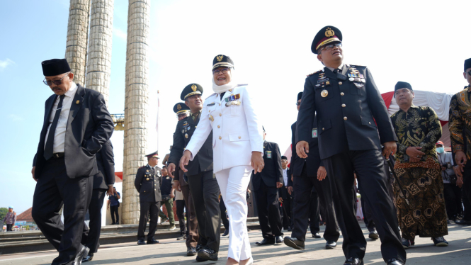 Bupati Indramayu Nina Agustina (baju putih)