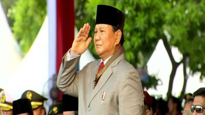 Menteri Pertahanan Probowo saat upacara peringatan HUT ke 78 Bhayangkara.