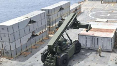 Prajurit Angkatan Darat AS dan para pelaut yang tergabung dalam kapal MV Roy P. Benavidez merakit dermaga terapung untuk dikerahkan di lepas pantai Gaza untuk mendukung Operation Neptune Solace, 26 April 2024.