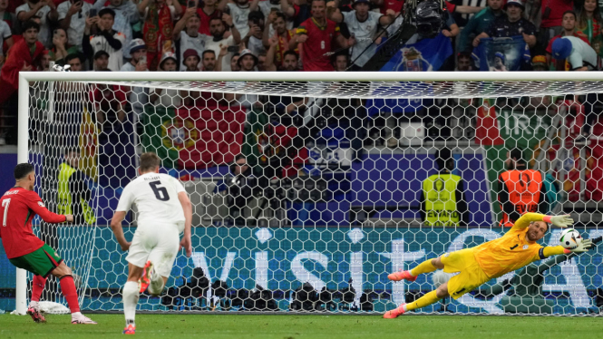 Tendangan penalti Cristiano Ronaldo digagalkan Jan Oblak