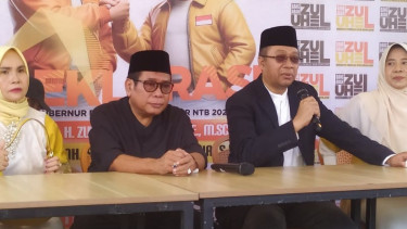 Zulkieflimansyah (kanan) bersama calon wakilnya Suhaili FT 