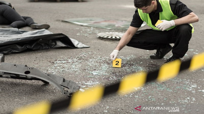 Petugas polisi sedang di area kecelakaan lalu lintas (Foto ilustrasi)