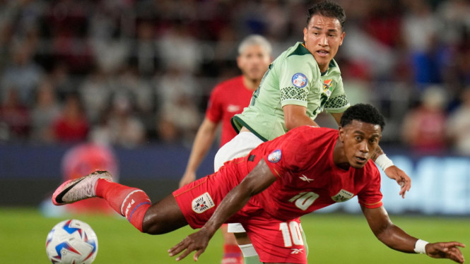 Marcelo Suarez dari Bolivia, atas, dan Edgar Barcenas dari Panama berebut bola