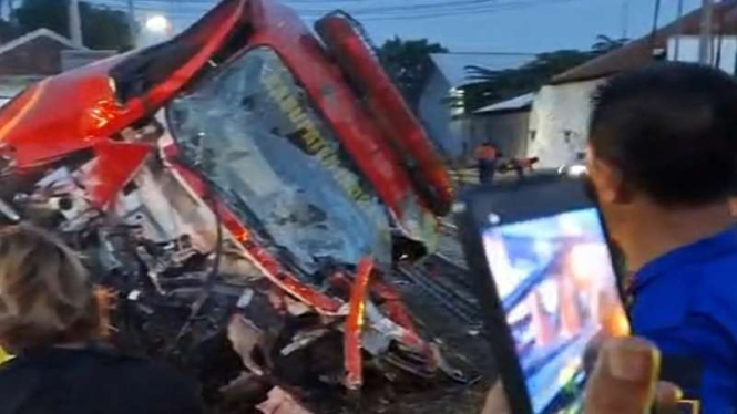 Mobil pemadam kebakaran (damkar) tertabrak kereta api