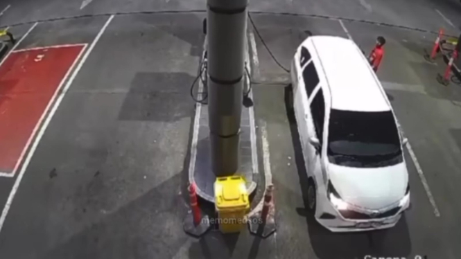 Pengendara mobil Sigra langsung kabur usai isi bensin di SPBU