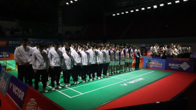 Mengheningkan cipta atas meninggalnya Zhang Zhi Jie