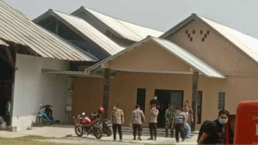 Petugas melakukan pemeriksaan kejadian pekerja pabrik pupuk meninggal diduga akibat keracunan gas.