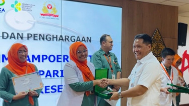 Direktur PT. Nayaka Era Husada menyerahkan Sertifikat Akreditasi Paripurna