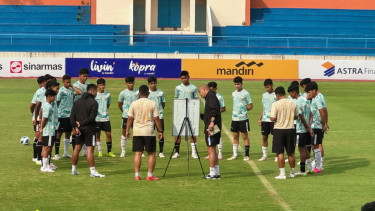   Coach Nova Arianto sedang memimpin latihan Timnas U-16 di lapangan GOR UNS, Solo, Selasa, 2 Juli 2024.