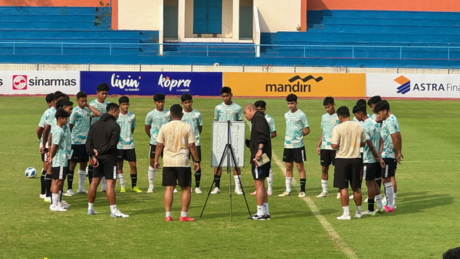   Coach Nova Arianto sedang memimpin latihan Timnas U-16 di lapangan GOR UNS, Solo, Selasa, 2 Juli 2024.