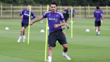 Nathan Tjoe-A-On latihan bersama Swansea City