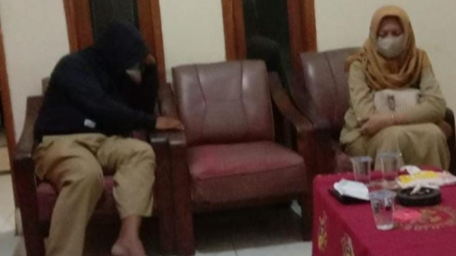 PNS dan honorer pasangan mesum yang digerebek suami di Mojokerto.