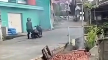 pengendara motor terjebak di jalan cor basah