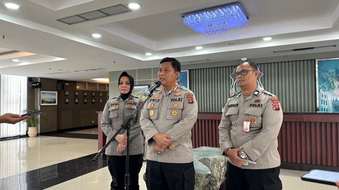 Kabid Humas Polda Sumbar, Kombes Pol Dwi Sulistyawan (tengah)
