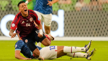 Bek Kosta Rika Orlando Galo (14) dijegal oleh bek Paraguay Nestor Gimenez  (13)