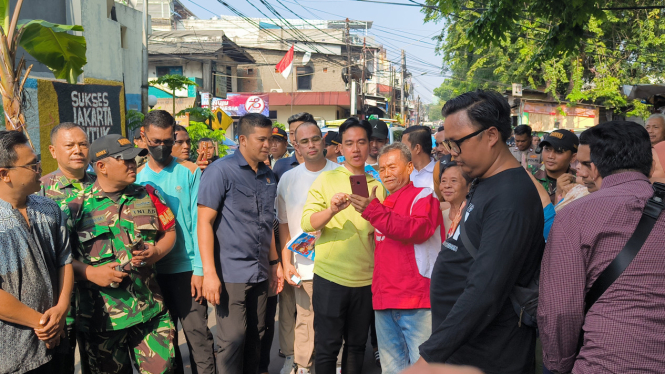 Wakil Presiden (Wapres) RI terpilih periode 2024-2029, Gibran Rakabuming Raka blusukan ditemani Raffi Ahmad ke rumah warga hingga pasar di Jakpus, Rabu, 3 Juli 2024