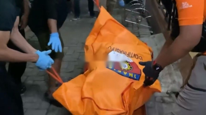 Jasad wanita dengan kondisi membusuk ditemukan dalam kamar mandi kontrakan kawasan Cipayung, Jakarta Timur.