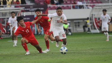 Pemain Timnas U-16 sedang menggiring bola di pertandingan perebuta juara ketiga Piala AFF U-16 2024 di Stadion Manahan, Solo, Rabu, 3 Juli 2024.