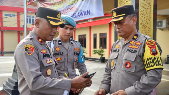 Personil Polres Pelabuhan Belawan saat dilakukan pengecekan handphone, sasaran aplikasi judi online.(dok Polres Pelabuhan Belawan)