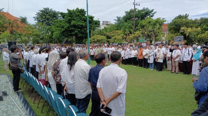 Civitas akademika FK Unair aksi protes atas pemecatan Prof Bus dari jabatan Dekan FK.