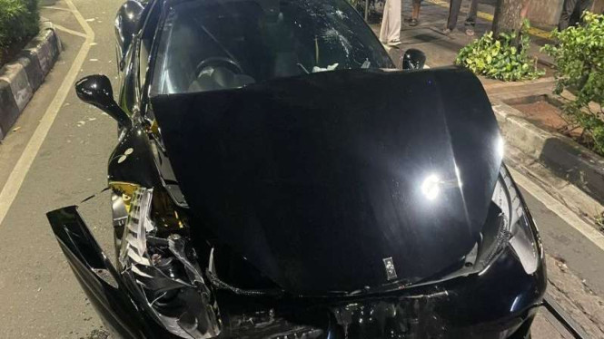 Mobil Ferrari yang kecelakaan dengan mobil Mercedes Benz di Kebayoran, Jaksel.