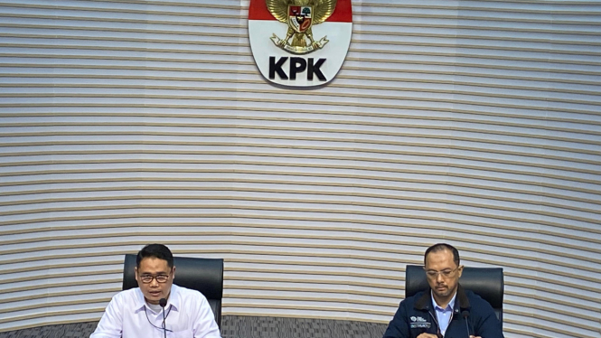 Asep Guntur dan Tessa Mahardhika Sugiarto di KPK