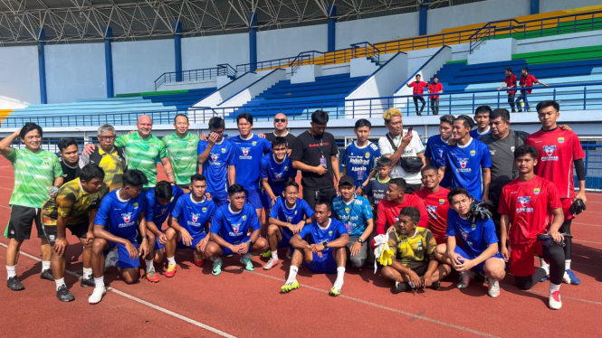 Skuad Persib foto bersama Bobotoh usai Menjalani Sesi Latihan Sumber foto : Dede Idrus