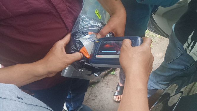 Barang bukti sabu 45 Kg sedang dicek kandungannya
