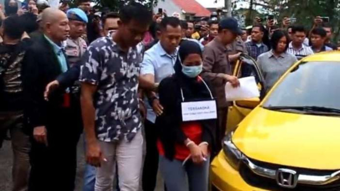 Rekonstruksi pembunuhan berencana ibu mertua di jalan area Mako Polresta Kendari