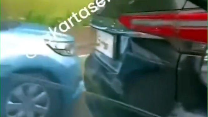 Toyota Fortuner pelat dinas cekcok dengan sopir taksi BlueBird.