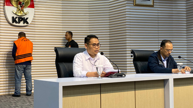 Asep Guntur dan Tessa Mahardhika Sugiarto di KPK saat melakukan penahanan satu tersangka kasus korupsi di Maluku Utara