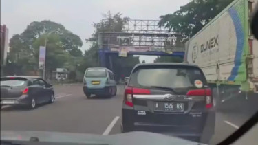 Viral pengemudi Daihatsu Sigra dikejar.