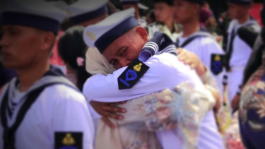 VIVA Militer: Prajurit TNI menangis peluk ibunya.