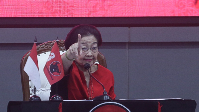 Megawati Soekarnoputri saat pimpin Pelantikan di Sekolah Partai