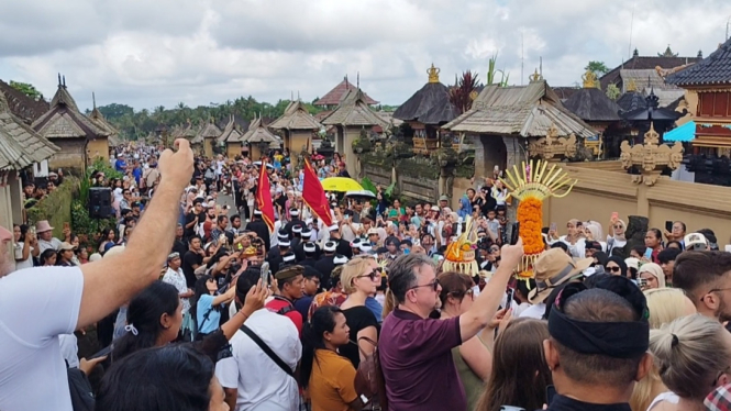Wisatawan asing maupun domestik yang memadati Desa Panglipuran saat Festival Panglipuran di Bali