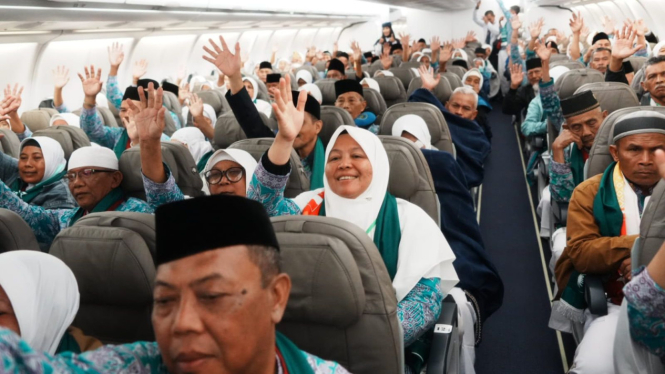 Suasana perjalanan penerbangan jemaah haji Indonesia