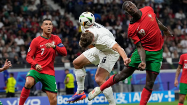 Nuno Mendes dari Portugal menyundul bola di samping Jaka Bijol dari Slovenia