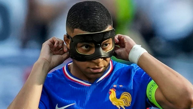 Kapten Timnas Prancis, Kylian Mbappe memakai topeng di Piala Eropa 2024