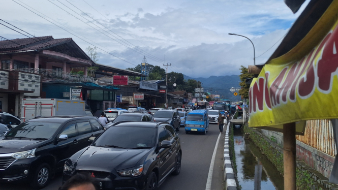 Lalu lintas puncak Bogor sore ini dipadati kendaraan wisatawan 