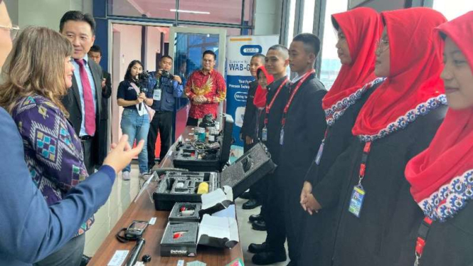 Mengembangkan Pendidikan Vokasi di Industri Cat Melalui SMK Mitra Industri MM210
