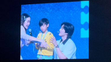 Ahn Bo Hyun kasih fan sign ke anak kecil