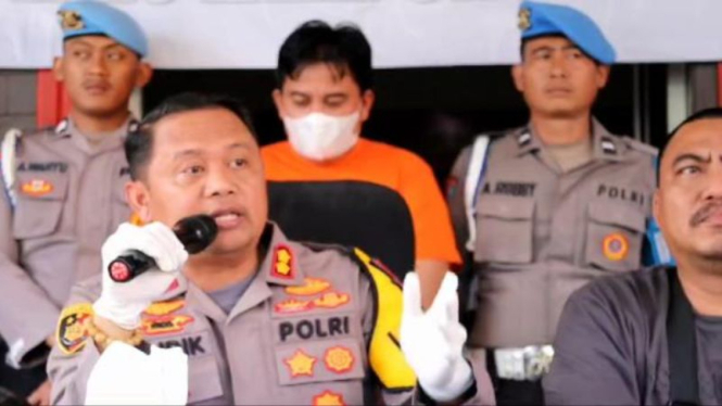 Polisi rilis kasus warga tewas kena tembakan senpi anggota DPRD Lampung Tengah.