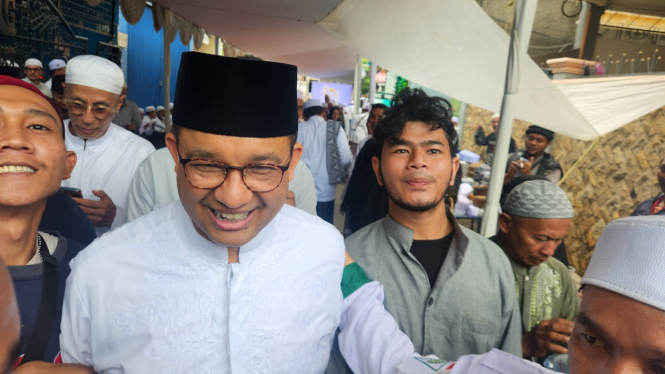 Anies Baswedan di acara pernikahan putri Habib Rizieq