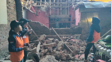 Tim Reaksi Cepat BPBD Kabupaten Batang bersama TNI dan Polri melakukan kaji cepat dampak kerusakan bangunan rumah warga setelah diguncang gempabumi M 4.4 di wilayah Kabupaten Batang, Jawa Tengah, Minggu 7 Juli 2024.