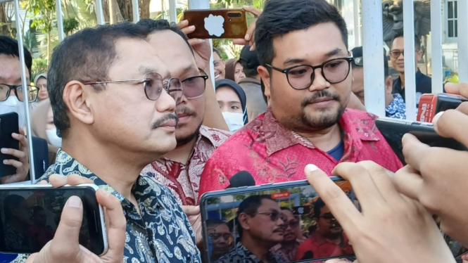 Profesor Budi Santoso atau Prof Bus (kiri) di Kampus A Unair Surabaya.