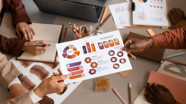 Ilustrasi merancang strategi pemasaran online (sumber: https://www.freepik.com/pikisuperstar)