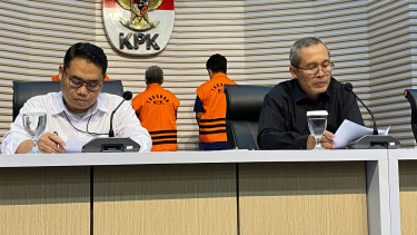 Wakil Ketua KPK Alex Marwata dan Direktur Penyidikan KPK Asep Guntur Rahayu di KPK