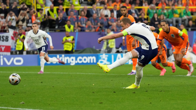 Pemain Timnas Inggris, Harry Kane jebol gawang Belanda lewat titik penalti